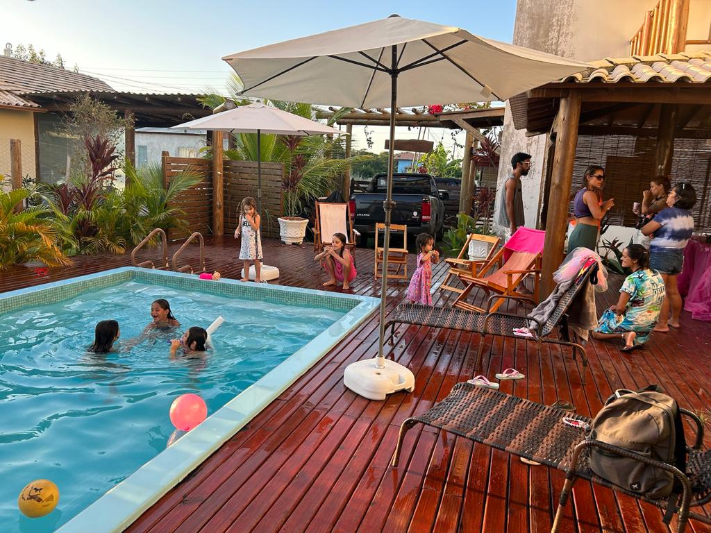 integracao de pessoas no deck da piscina